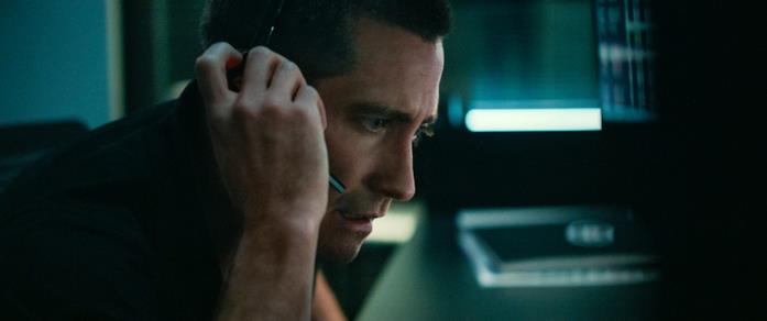 The Guilty, la storia vera dietro il thriller danese e il remake con Jake Gyllenhaal Un primo piano di Jake Gyllenhaal in una scena del film The Guilty