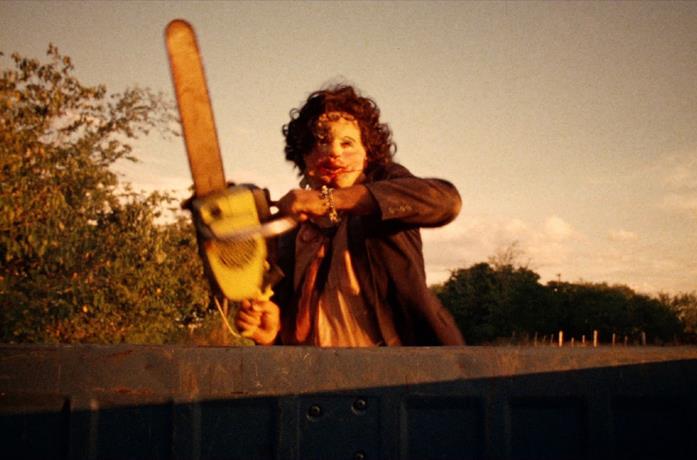 Gunnar Hansen in una scena del film Non aprite quella porta