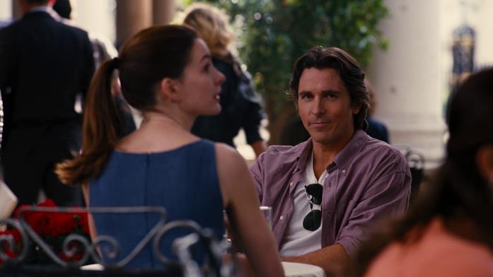 Christian Bale seduto ad un bar con Anne Hathaway nel finale de Il Cavaliere Oscuro - Il ritorno