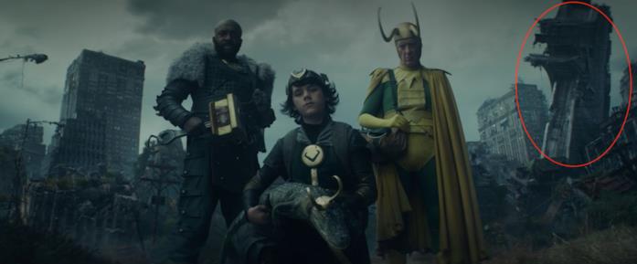 Loki e la Torre degli Avengers nella scena dopo i titoli di coda I 4 Loki con alle spalle la Torre degli Avengers distrutta