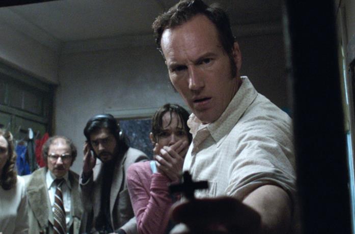 Patrick Wilson nel ruolo di Ed, armato di crocifisso