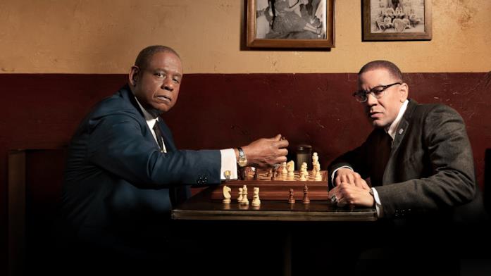 Bumpy Johnson e Malcolm X in Godfather of Harlem Forest Whitaker e Nigél Thatch giocano a scacchi