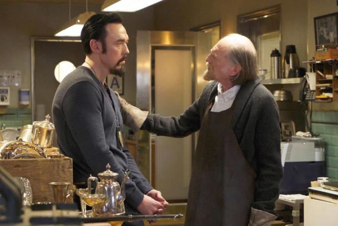 Vasily Fet e Abraham Setrakian si confrontano sui tragici eventi del passato di Fet David Bradley e Kevin Durand interpretano Abraham Setrakian e Vasily Fet
