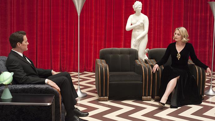 Dale Cooper e Laura Palmer seduti sulle rispettive poltrone si scrutano tra loro