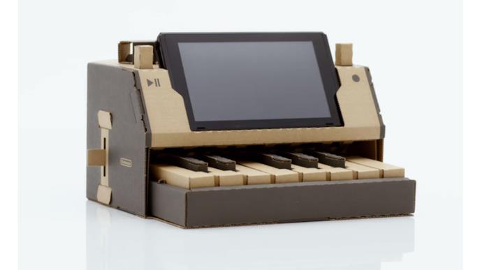 Pianoforte di cartone con la console Switch costruito con il kit di Nintendo Labo Primo piano di un pianoforte di cartone con la console Switch costruito con il kit di Nintendo Labo