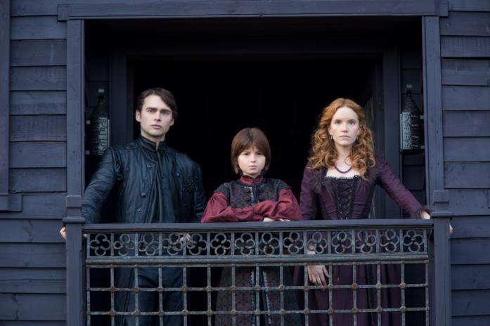 Lo stregone Sebastian, la strega Anne e il diavolo osservano Salem