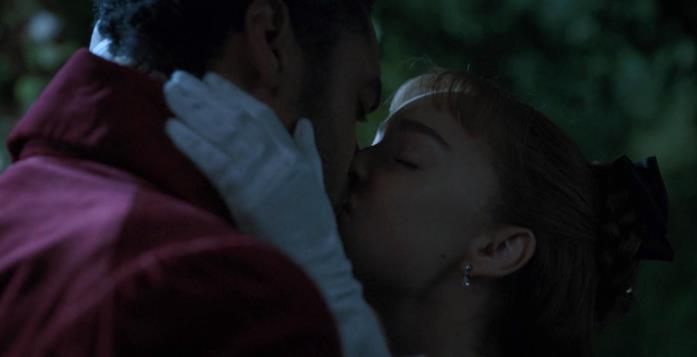 Il duca di Hastings bacia Daphne Il primo bacio tra il duca e Daphne in Bridgerton