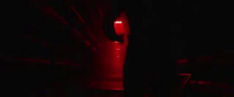 Clin Barton in una scena di Avengers: Endgame Clin Barton corre nel tunnel, in una scena del film Avengers: Endgame