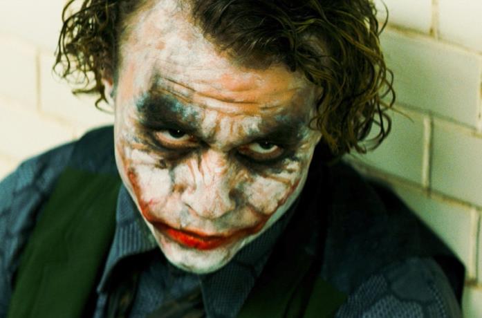 Un primo piano di Heath Ledger in una scena del film Il cavaliere oscuro