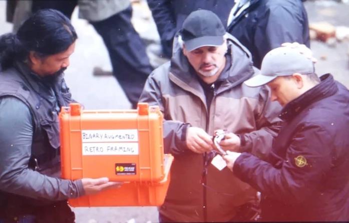 La valigetta contenente i gadget per il BARF La valigetta contenente i gadget per il BARF sul set di Avengers 4