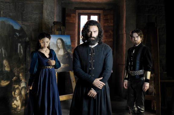 Aidan Turner, Freddie Highmore e Matilda De Angelis in un'immagine promozionale di Leonardo