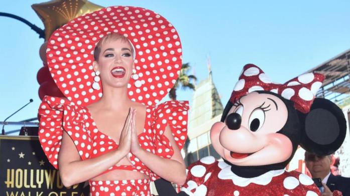 Katy Perry e Minnie sulla Walk of Fame in uno scatto di LaPresse