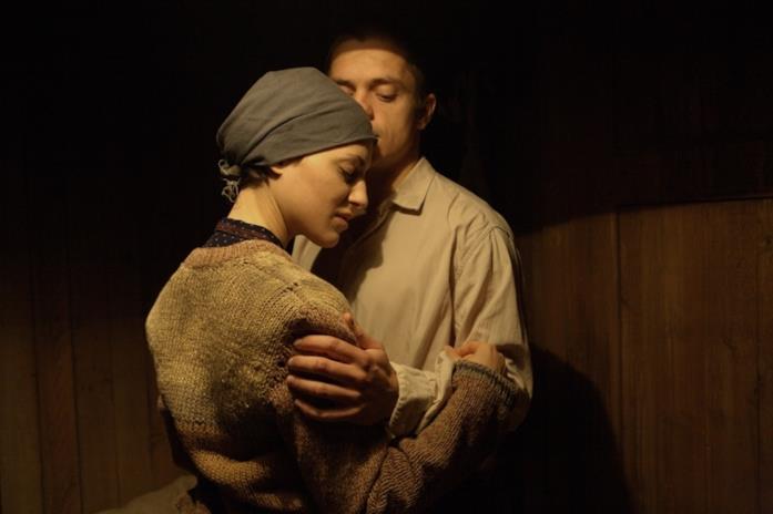 Colette, una storia d'amore nell'Olocausto: trama e temi del film del 2013 tratto dal romanzo Clémence Thioly e Jirí Mádl in una scena del film Colette - Un amore più forte di tutto
