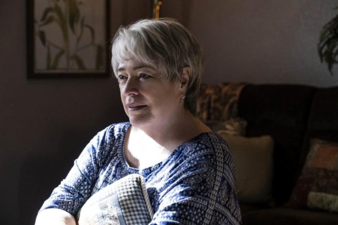 Kathy Bates Kathy Bates nel ruolo della madre del protagonista