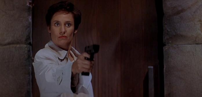 Debbie Loomis con la pistola