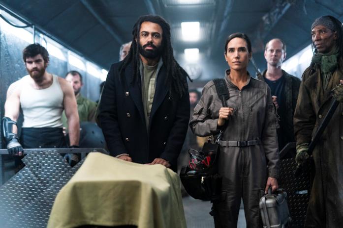 Il cast di Snowpiercer nella seconda stagione Jennifer Connelly e Daveed Diggs in Snowpiercer