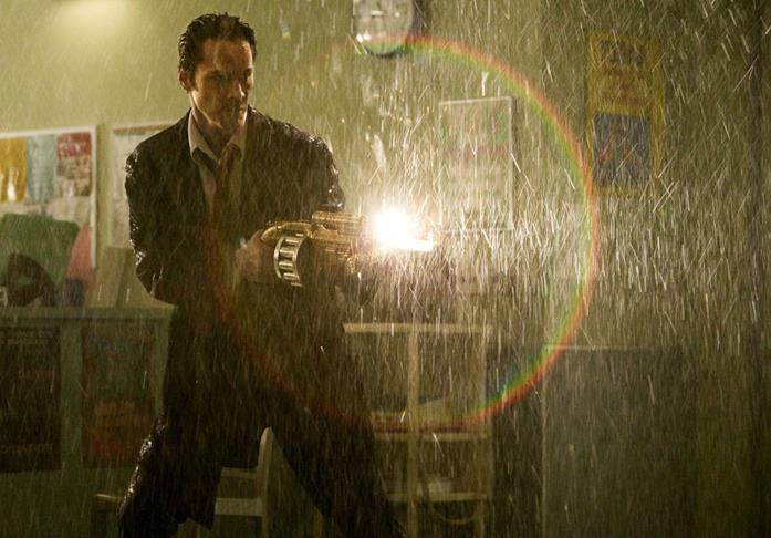 Keanu Reeves, i migliori film dell'attore Keanu Reeves sotto la pioggia in una scena del film Constantine