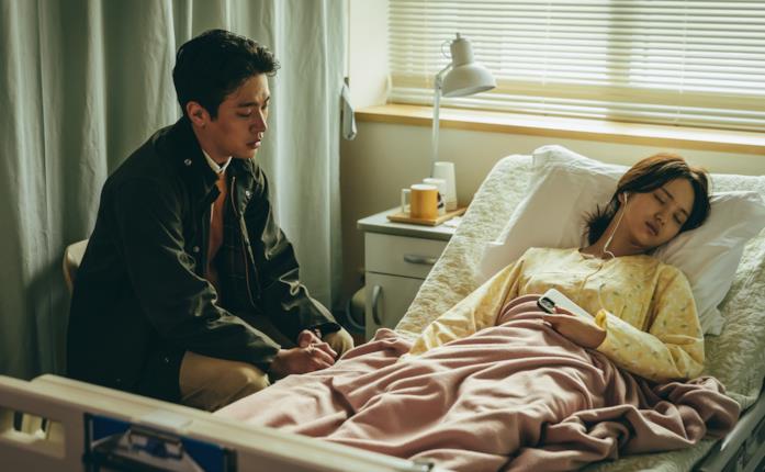 Hellbound: che fine fa il bambino? Un uomo va a trovare una donna, che è sul letto d'ospedale