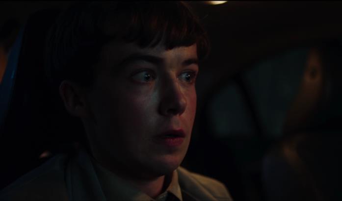 Alex Lawther nel ruolo di Simon Rifkind Simon Rifkind terrorizzato da una voce alle sue spalle in macchina