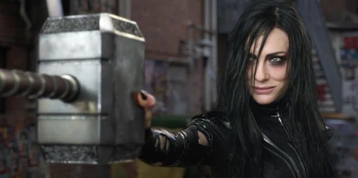 Le 15 curiosità di Thor: Ragnarok Un'immagine di Hela mentre blocca il Mjöllnir in una sequenza del trailer di Thor: Ragnarok