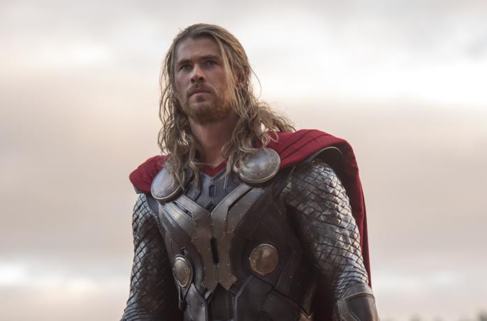 Chris Hemsworth in una scena del film Thor: The Dark World