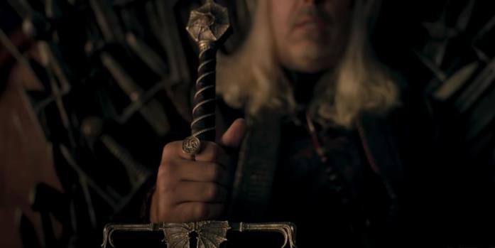 House of the Dragon: le prime immagini spettacolari nel teaser trailer Viserys Targaryen con la spada in mano