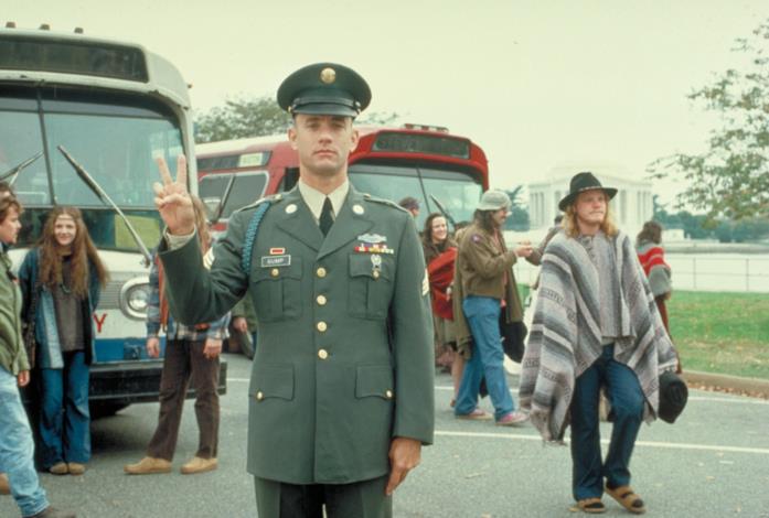 Il mantello di Superman di Christopher Reeve venduto all'asta a un prezzo record Tom Hanks in una scena del film Forrest Gump