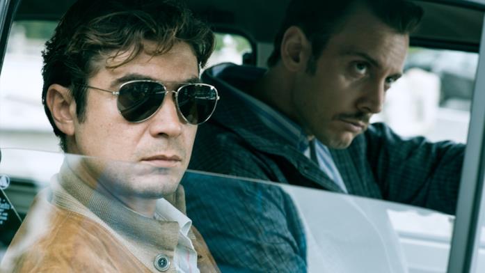 Riccardo scamarcio è il boss Enrico De Pedis in una scena del film