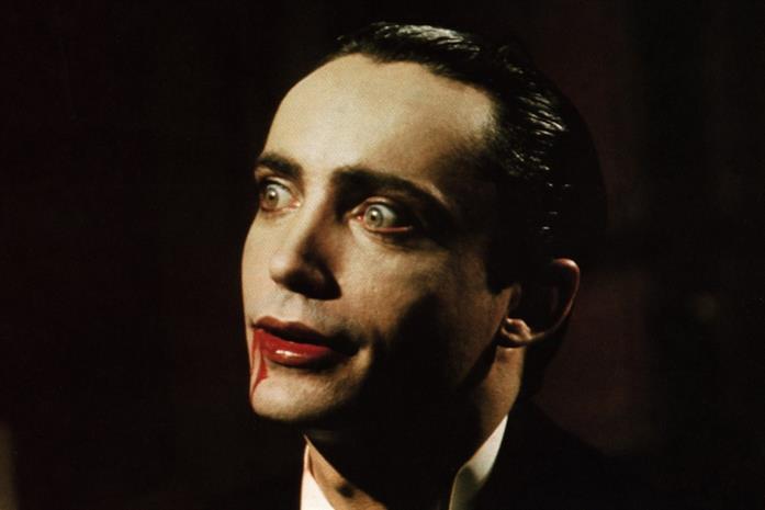 Dracula ritorna: Karyn Kusama dirigerà un nuovo adattamento del classico horror Udo Kier in una scena del film Blood for Dracula di Morrissey