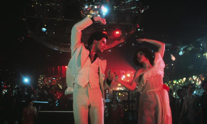 John Travolta e Karen Lynn Gorney nella scena della gara di ballo Una scena de La febbre del sabato sera, film musicale del 1977