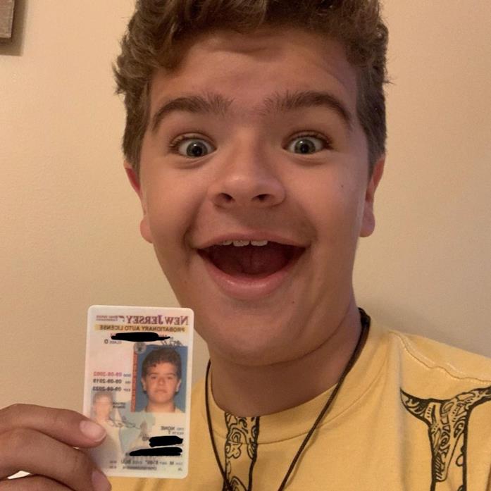 Gaten Matarazzo è crescito non poco dal 2016 Gaten Matarazzo con la patente di guida in mano