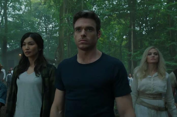 Gemma Chan, Richard Madden e Angelina Jolie in una scena de Gli Eterni