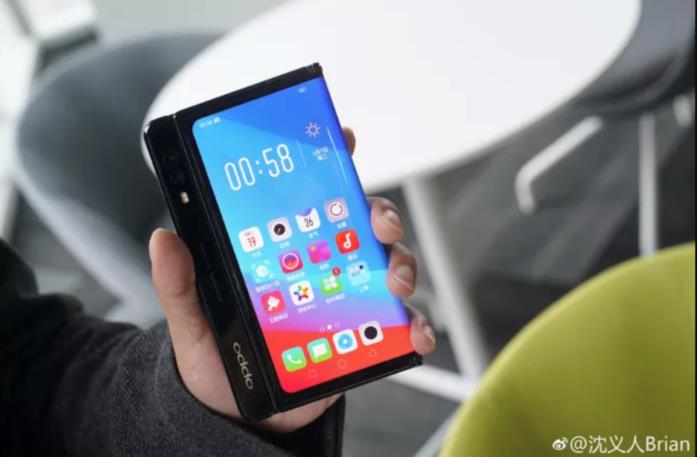 Anche Oppo sta lavorando ad uno smartphone pieghevole Prototipo del primo smartphone pieghevole di Oppo