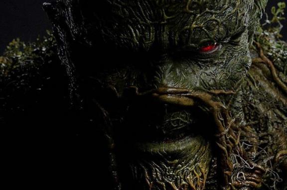 Swamp Thing in una scena della serie