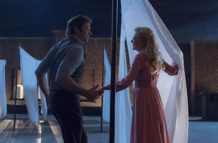 Hugh Jackman e Michelle Williams in una scena del film The Greatest Showman