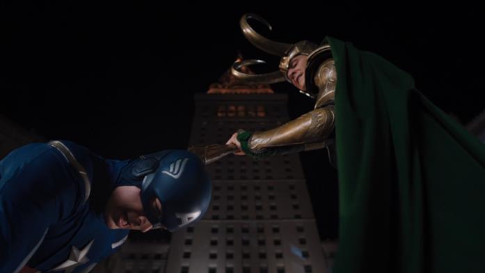 Un Loki più cattivo potrebbe attenderci nello show Disney+ Capitan America si inginocchia davanti a Loki in The Avengers