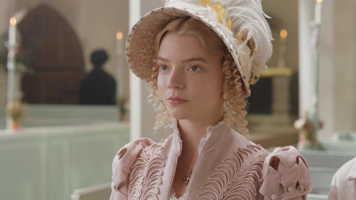 Emma Woodhouse Un primo piano di Anya Taylor-Joy nei panni di una Emma vestita di colori pastello