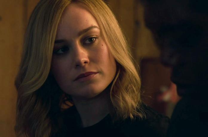 Carol Danvers e Nick Fury mentre lavano i piatti