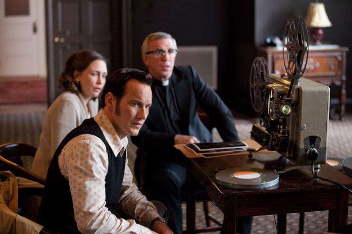 The Conjuring 3, svelati il titolo e la trama del terzo capitolo Vera Farmiga, Patrick Wilson e Steve Coulter in una scena del film L'evocazione - The Conjuring