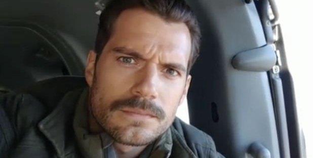 Henry Cavill, Superman senza baffi in Justice League Henry Cavill con i baffi