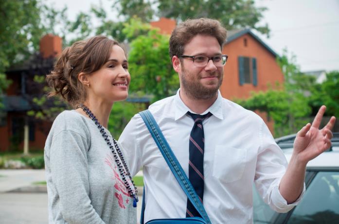 Rose Byrne e Seth Rogen in una scena del film Cattivi vicini