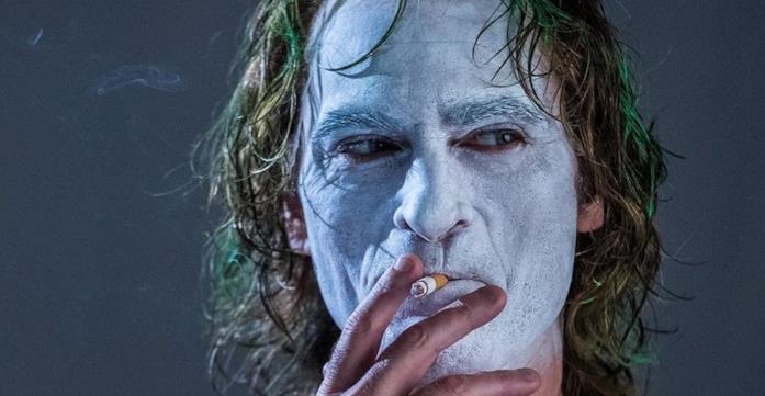 Un primo piano di Joaquin Phoenix nel film Joker