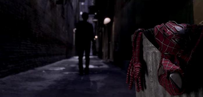 La storia di Peter Parker di Tobey Maguire prima di Spider-Man: No Way Home Il costume di Spider-Man nella spazzatura