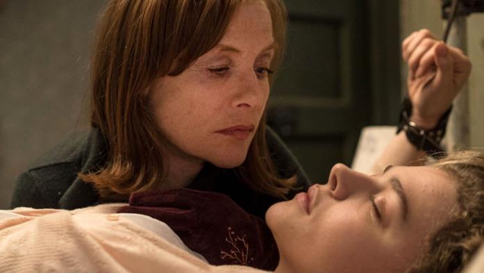 Greta, il thriller con Chloë Grace Moretz e Isabelle Huppert Chloë Grace Moretz e Isabelle Huppert in una scena di Greta