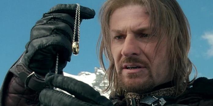 Boromir viene molto tentato dall'Anello Boromir muore alla fine del primo film della trilogia