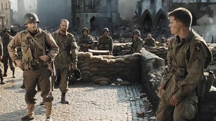 Tom Hanks e Matt Damon in una scena del film Salvate il soldato Ryan