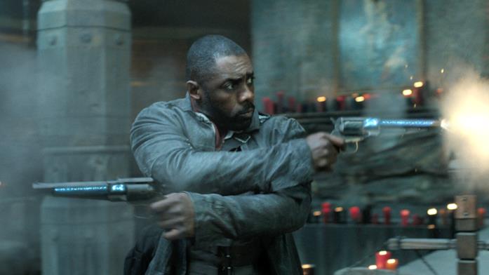 Idris Elba spara in entrambe le direzioni nei panni del Pistolero Idris Elba spara con entrambe le pistole in La Torre Nera