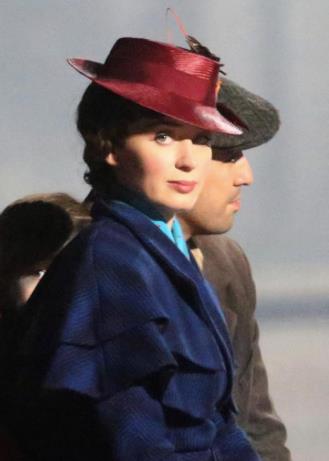 Un primo piano di Emily Blunt nel ruolo di Mary Poppins