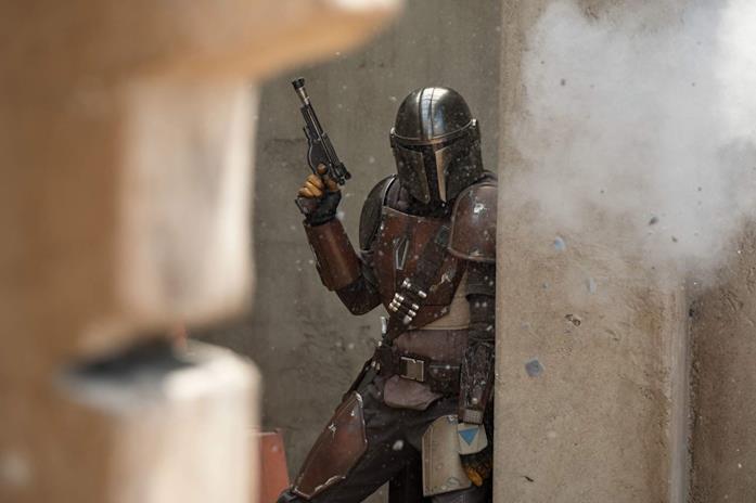 Pedro Pascal in una scena della serie The Mandalorian