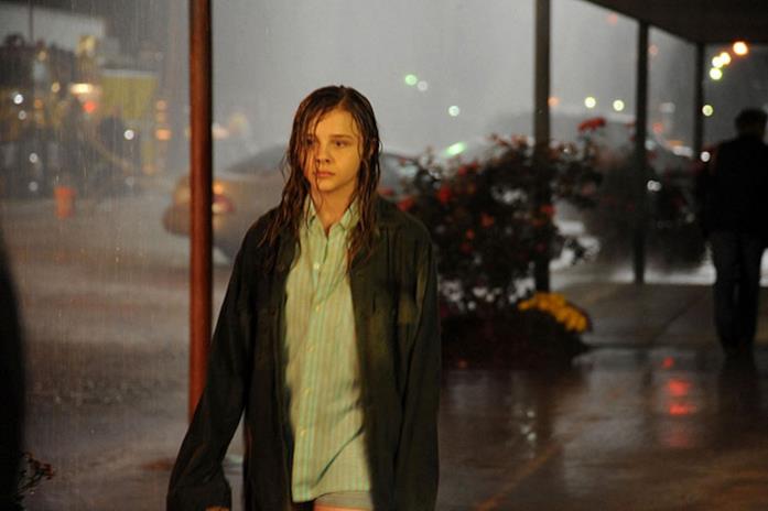 Chloë Grace Moretz nei panni della piccola Anne La piccola Anne cammina da sola per la città di notte.